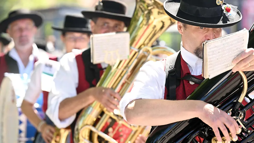 Die-Blaskapelle-Maisach-lauft-bei-einer-Parade-durch-die-Strassen