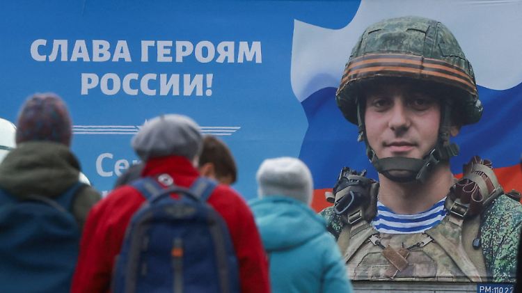 Auf einem Propagandaplakat in St. Petersburg steht "Ehre den russischen Helden".