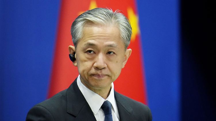 "Wir fordern alle maßgeblichen Parteien auf, durch Dialog und Konsultationen einen Waffenstillstand zu erreichen", sagte der Sprecher des chinesischen Außenministeriums, Wang Wenbin.