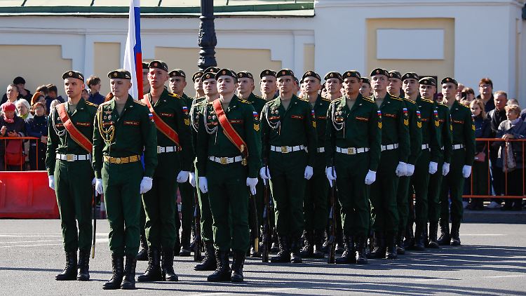 Kadetten in St. Petersburg: Allein mit Vertragssoldaten kommt Russland in der Ukraine nicht zurande. 