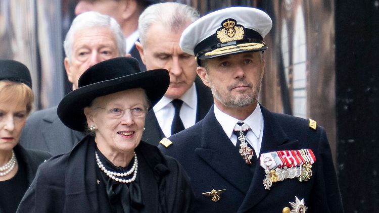 Königin Margrethe II. von Dänemark und ihr Sohn, Kronprinz Frederik, am Montag bei der Beerdigung in London.