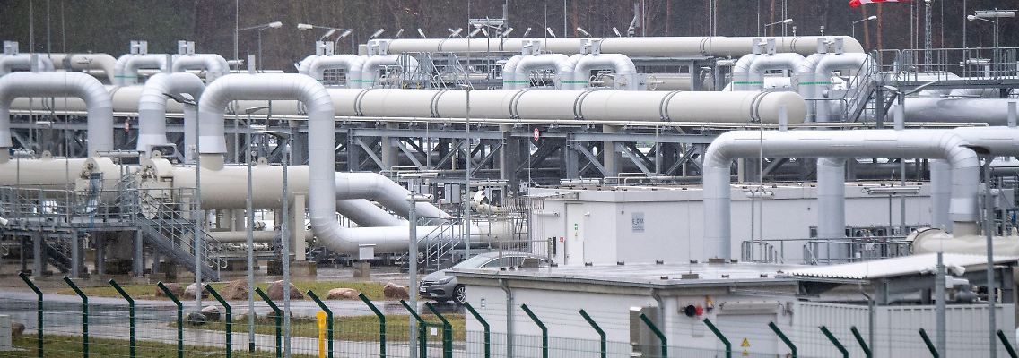 Blick auf Rohrsysteme und Absperrvorrichtungen in der Gasempfangsstation der Nord Stream 2.