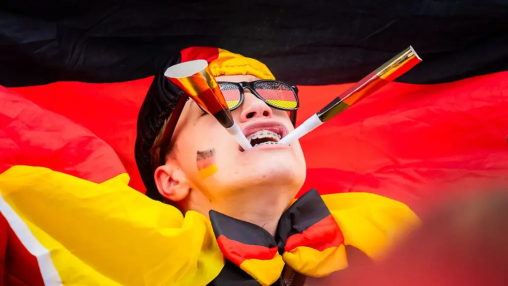 Ein-Deutschland-Fan-feiert-beim-Public-Viewing-in-der-Fanzone-am-Brandenburger-Tor