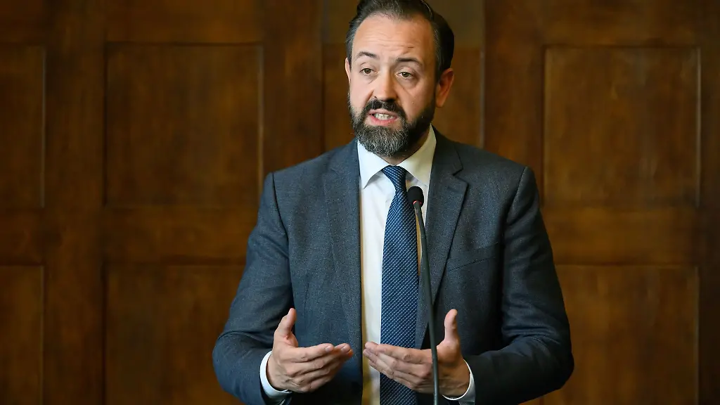 Sebastian-Gemkow-CDU-Wissenschaftsminister-von-Sachsen-spricht-bei-der-Veranstaltung-zur-Unterzeichnung-einer-Zuschussvereinbarung-fuer-die-Hochschulen-in-Sachsen-fuer-die-kommenden-Jahre-bis-2032-im-Bienenkorb-in-der-Staatskanzlei