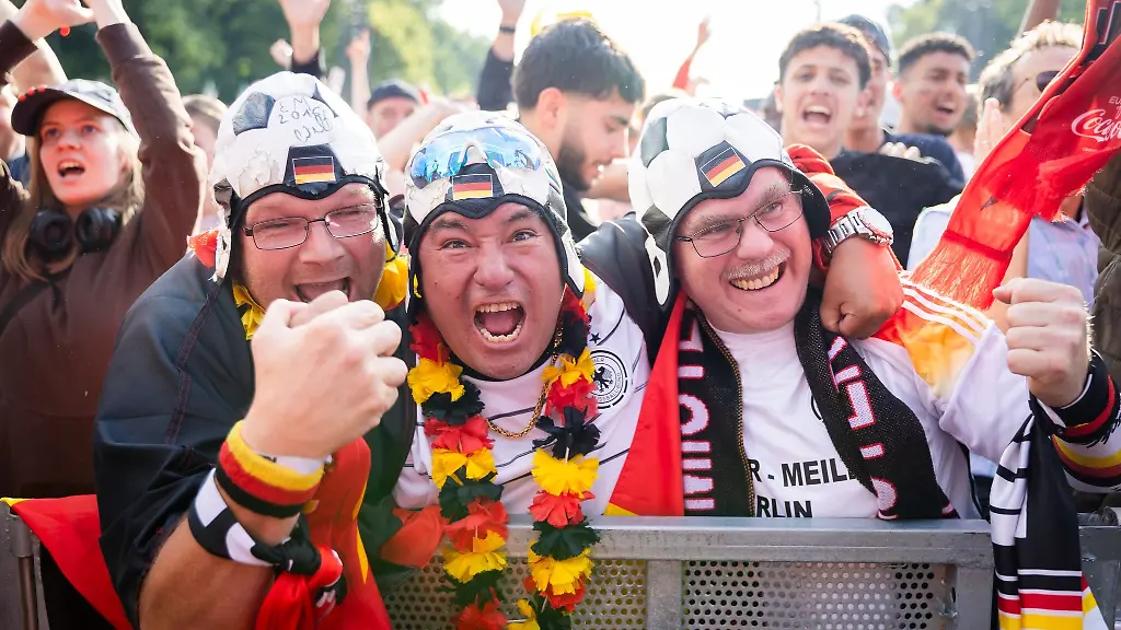 Deutschland-Fans-jubeln-beim-Public-Viewing-in-der-Fanzone-am-Brandenburger-Tor-als-das-1-0-fuer-Deutschland-faellt