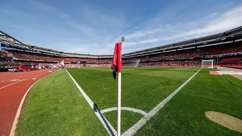 Blick-auf-die-Eckfahne-am-Spielfeld