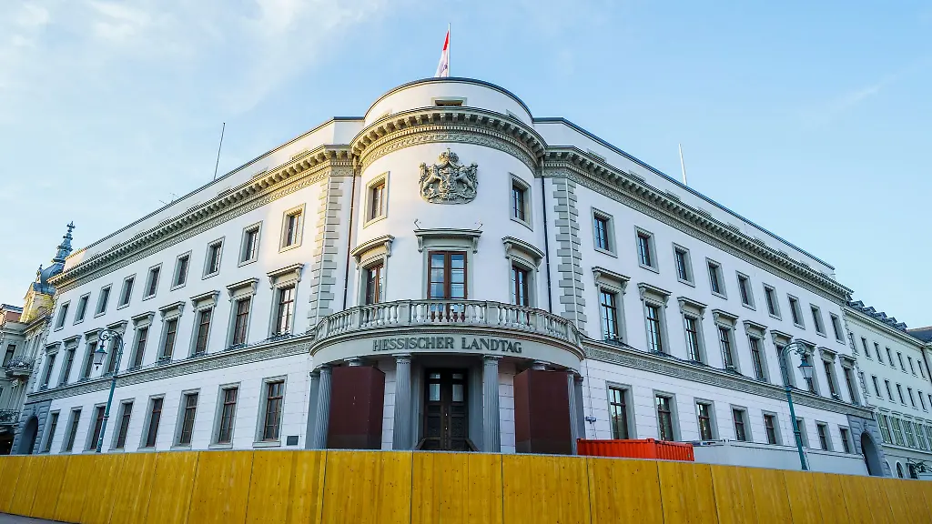 Das-Wiesbadener-Stadtschloss-sitzt-des-Hessischen-Landtags-ist-mit-einem-Bauzaun-umgeben