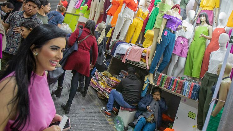 Fernanda Nunes holt auf dem Kleidermarkt in Brás Kleidung für ihre Fotoshootings ab.