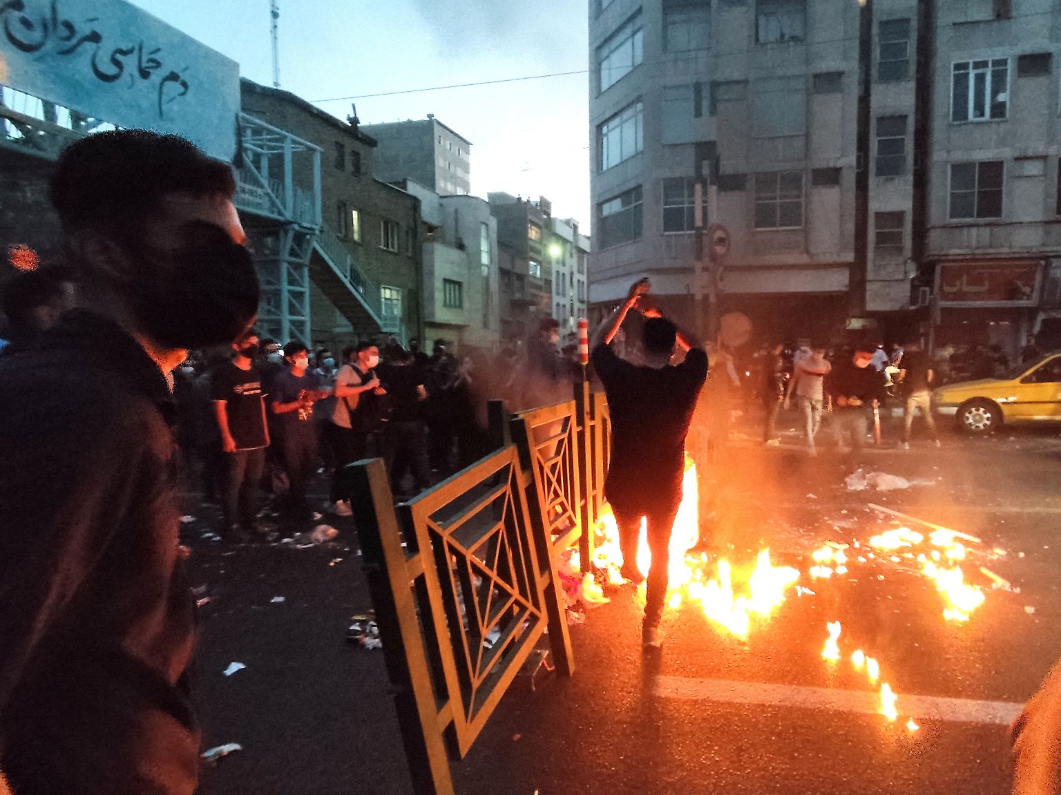 Die Straßen in Teheran brennen - seit Tagen schon. Obwohl das Regime mit aller Härte gegen die Protestierenden vorgeht, obwohl es Tote gibt, obwohl viele Internetdienste abgestellt wurden: Die Menschen gehen weiter ...