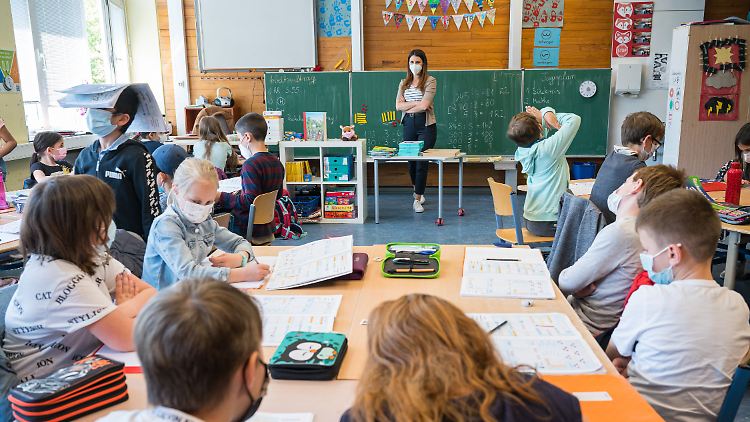 Während der Covid-19-Pandemie mussten Schülerinnen und Schüler Masken im Unterricht tragen.