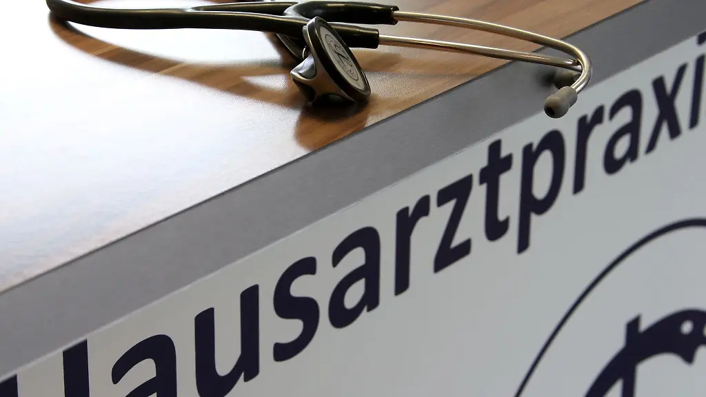 Ein-Stethoskop-liegt-in-der-Praxis-eines-Hausarztes-auf-einem-Tisch