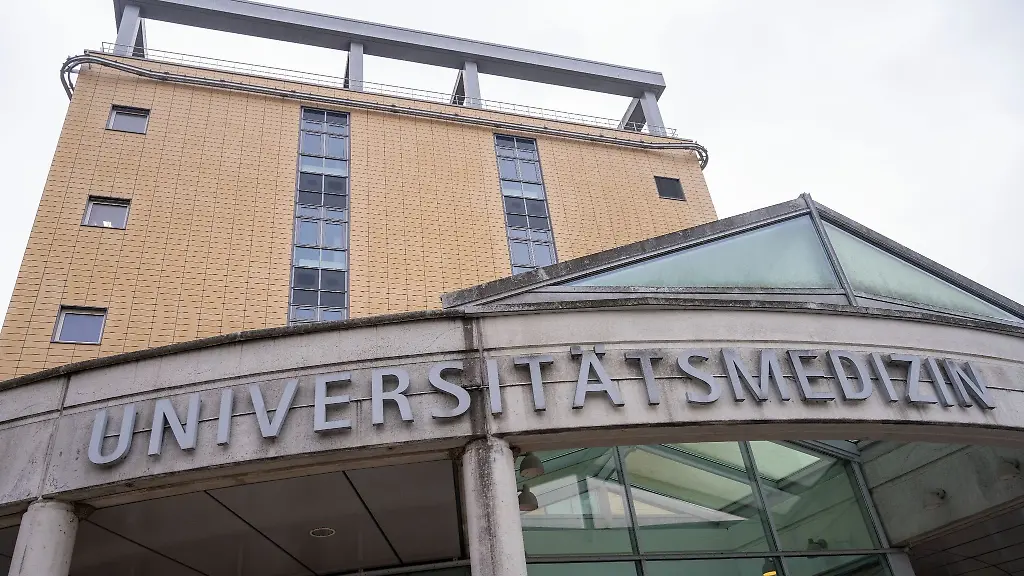 Blick-auf-das-Hauptgebaeude-der-Unimedizin-Greifswald