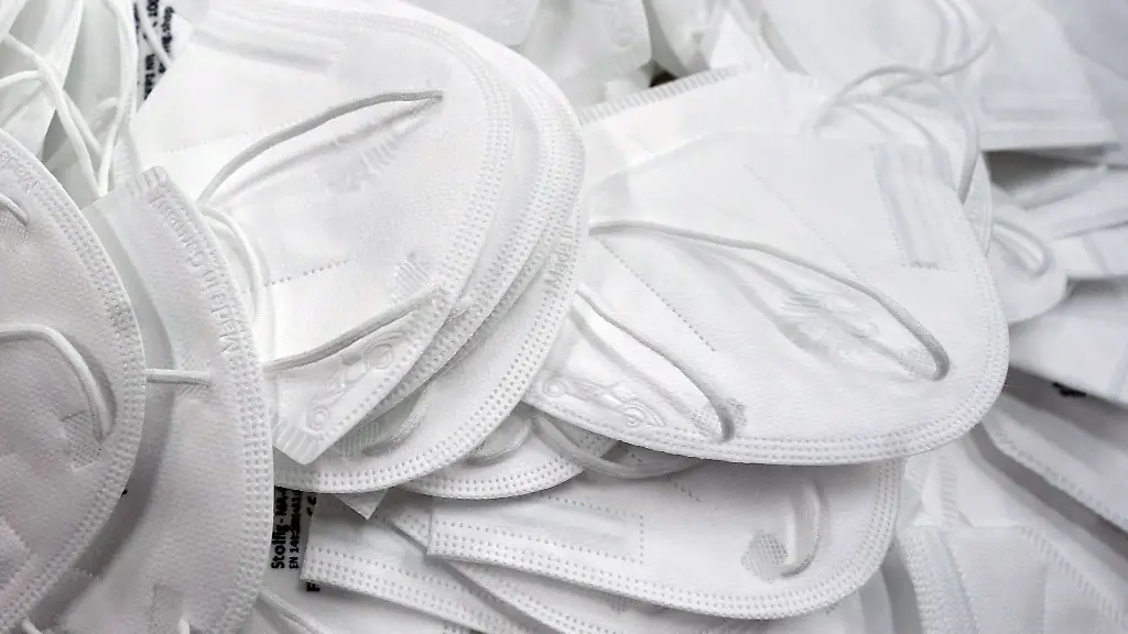 FFP2-Masken-liegen-in-einem-Karton