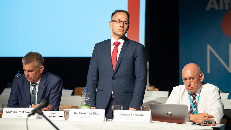 AfD-Politiker Christian Blex (stehend) droht der Ausschluss aus der Fraktion in NRW. 