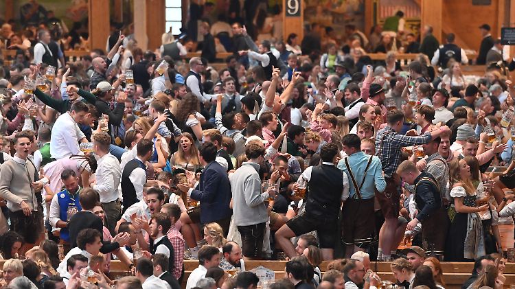 Feiern wie früher ohne Abstand und Maske: Blick in eines der 17 Festzelte auf dem Münchner Oktoberfest.