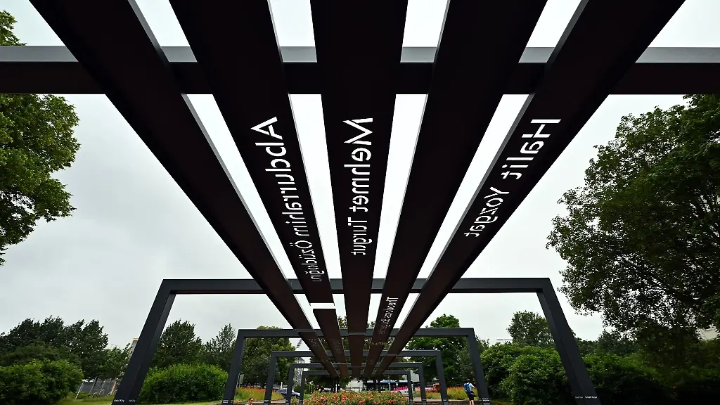 Der-Erinnerungsort-fuer-die-Opfer-des-Nationalsozialistischen-Untergrunds-NSU-auf-dem-Beethovenplatz-am-Thueringer-Landtag-am-Tag-der-Einweihung