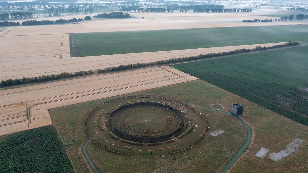 Das-Ringheiligtum-Poemmelte-am-Tag-der-Sommersonnenwende-Die-praehistorische-Kreisgrabenanlage-wird-von-Archaeologen-auch-als-das-deutsche-Stonehenge-bezeichnet