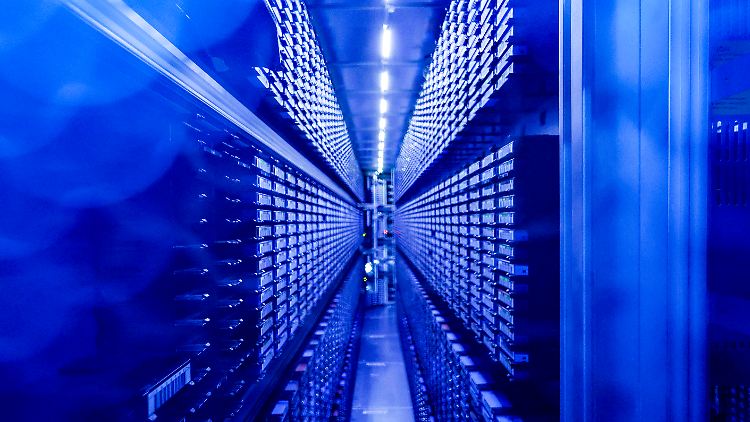 Festplattenstapel im neu eingeweihten Supercomputer "Levante" - der einzige allein für die Klimaforschung genutzte Supercomputer in Deutschland.