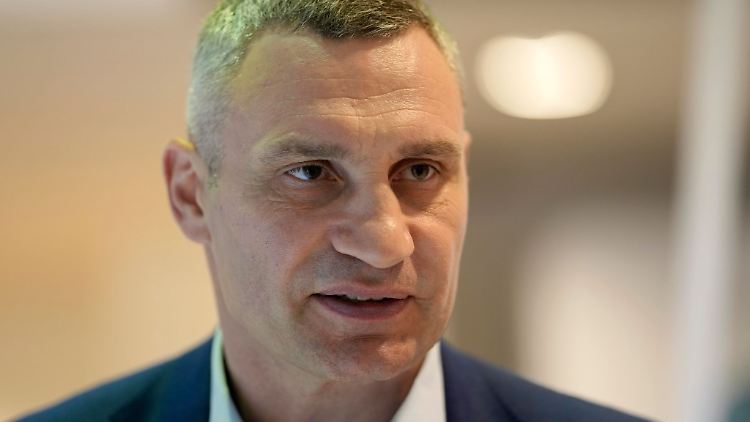 Vitali Klitschko rät den Menschen in der Ukraine, sich mit dem Nötigsten einzudecken, um sich auf den kalten Winter vorzubereiten.