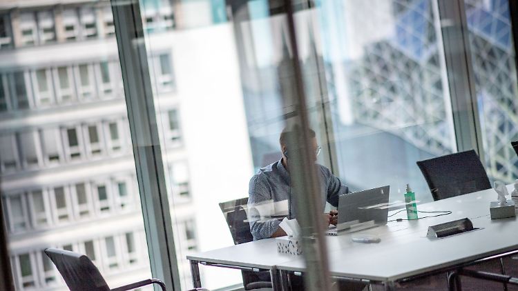 Sie müssen häufig länger arbeiten, als es Ihre Arbeitszeit vorsieht? Dann müssen die Überstunden in der Regel auch vergütet werden.