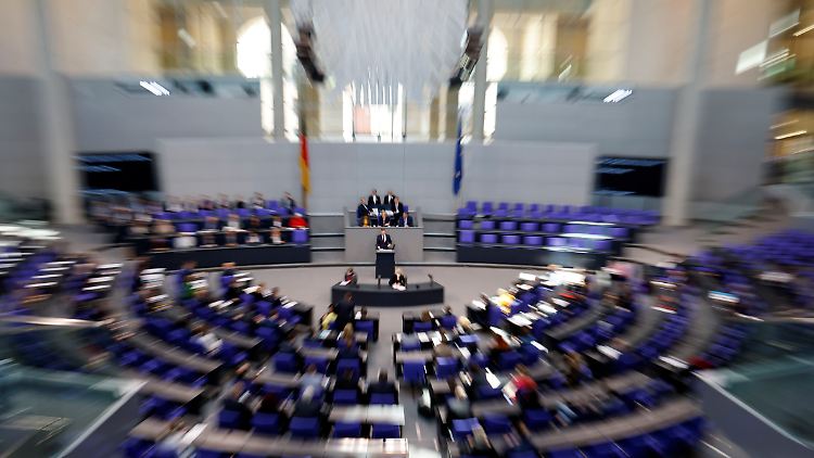 Der Bundestag streitet über den Unions-Antrag zu Panzerlieferungen.  Eine Abstimmung am Abend verhindern Ampel und Linke. 