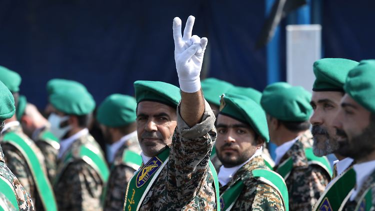 Mit Paramilitärs rund um die Revolutionsgarden hält sich das fundamentalistische Regime an der Macht: Parade am Donnerstag in Teheran.