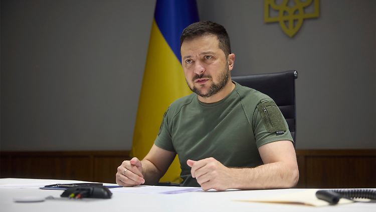 "Protestiert! Kämpft! Lauft weg! Oder begebt Euch in ukrainische Kriegsgefangenschaft! Das sind die Varianten für Euch zu überleben", sagte Selenskyj.