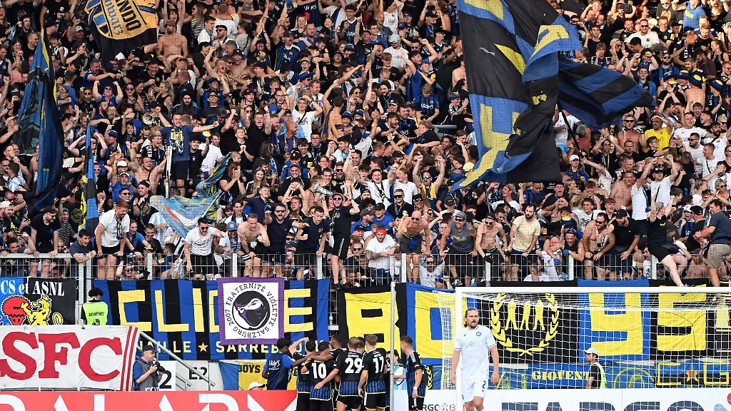 Die-Saarbruecker-bejubeln-den-Siegtreffer-zum-2-1-durch-Kai-Bruenker-Andy-Breuer-verlaesst-den-1-FC-Saarbruecken