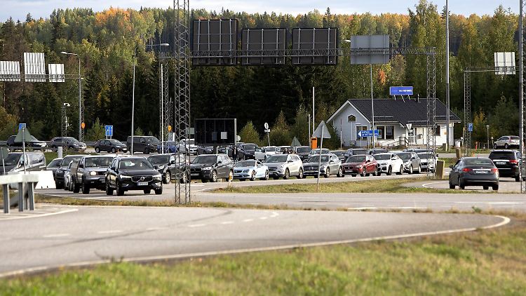 Am Grenzübergang Vaalimaa stauen sich die Autos.