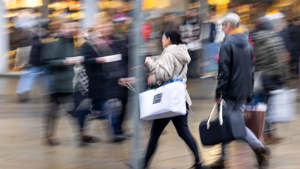 Passanten-sind-in-der-Innenstadt-zum-Einkaufen-unterwegs