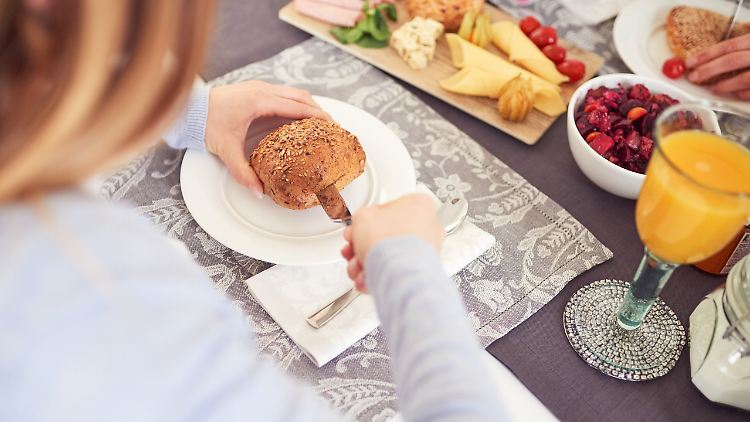 Frauen machen sich etwas mehr Gedanken um gesunde Ernährung - und setzen diese auch um.