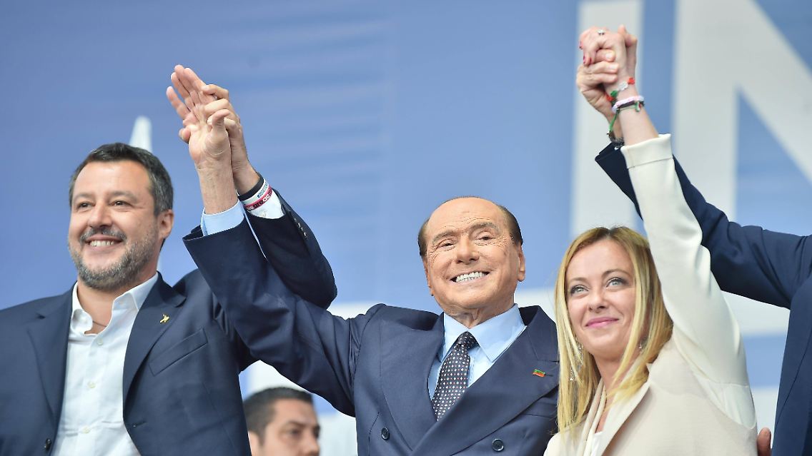 Lega-Chef Salvini, Forza-Italia-Frontmann Berlusconi und die "Brüder Italiens"-Vorsitzende Meloni treten im Dreierpack an.
