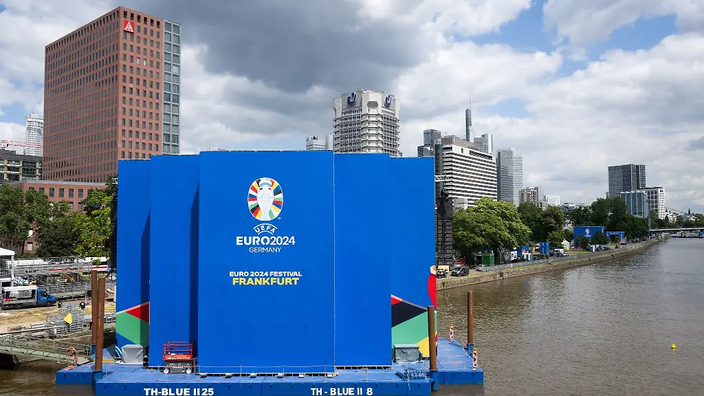 Riesige-Leinwand-zur-Live-Uebertragung-der-Begegnungen-auf-Schwimmpontons-vor-der-Fanmeile-im-Main