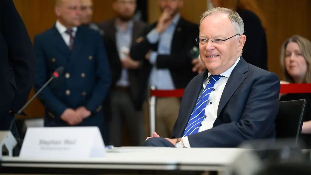 Stephan-Weil-SPD-Ministerpraesident-Niedersachsen-sitzt-als-geladener-Zeuge-im-niedersaechsischen-Landtag