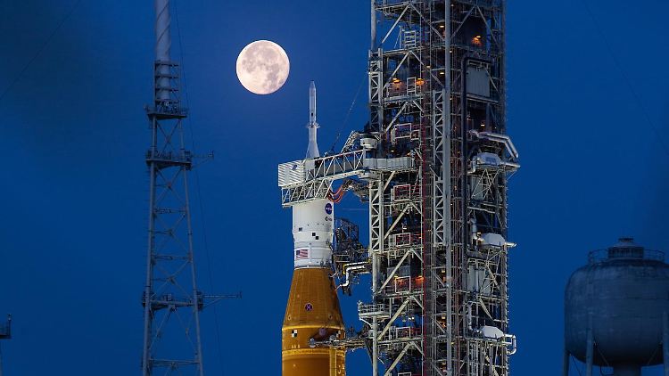 Mit der Mond-Rakete SLS, der leistungsstärksten aller Zeiten, wird das "Orion"-Raumschiff zum Erdtrabanten geschossen.