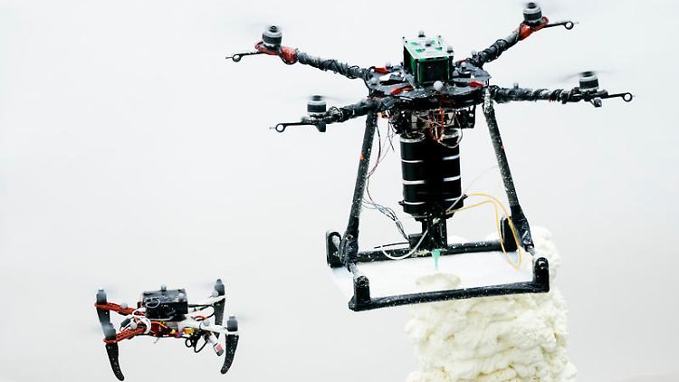 Die "ScanDrone" scannt den Bauplatz, die "BuilDrone" transportiert das Baumaterial (v.l.).