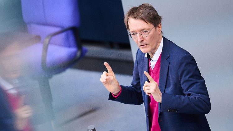 0,3 Prozentpunkte mehr Zusatzbeitrag hält Gesundheitsminister für "vertretbar und fair".