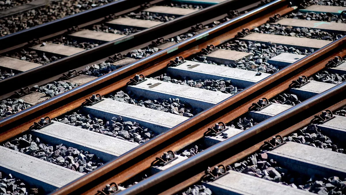 Gleise-sind-an-einem-Bahnhof-im-Schotterbett-verlegt