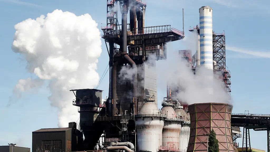 Wasserdampfwolken-umgeben-einen-Hochofen-bei-Thyssenkrupp