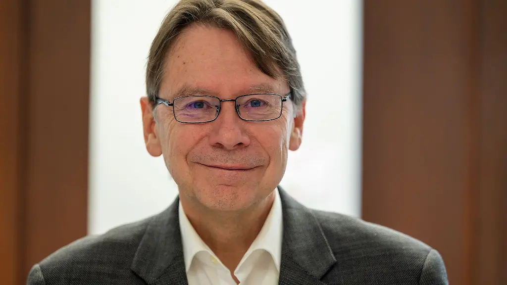 Der-Trierer-Politikwissenschaftler-Uwe-Jun-steht-in-seinem-Buero-an-der-Universitaet-Trier