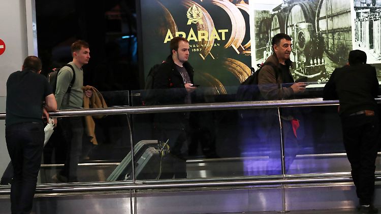 Junge Russen bei ihrer Ankunft auf dem Flughafen von Eriwan: Einige Wehrpflichtige fliehen ins Ausland.