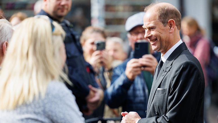 Bei seinem Besuch in Paderborn trat Prinz Edward auch mit den Menschen hinter den Absperrungen in Kontakt.