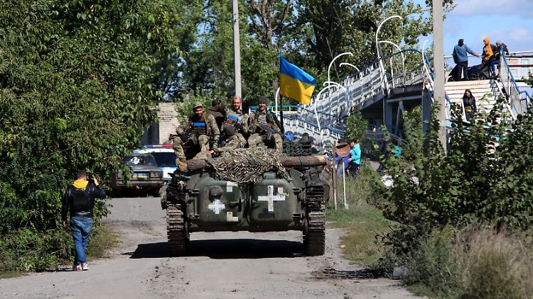 Ukrainische Soldaten unterwegs in der Stadt Isjum, die kürzlich von den Streitkräften zurückerobert wurde. 
