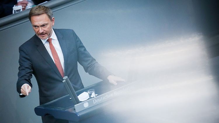 "Mit dem verlängerten Zeitraum entsprechen wir einer Anregung von Arbeitgebern und Gewerkschaften: Die deutsche Wirtschaft braucht Flexibilität zur Krisenbewältigung", sagte Finanzminister Christian Lindner.