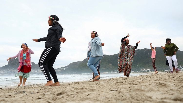 Strand in Südafrika: Die Zahl der Neuinfektionen in dem Land bewegt sich zuletzt auf extrem niedrigem Niveau.
