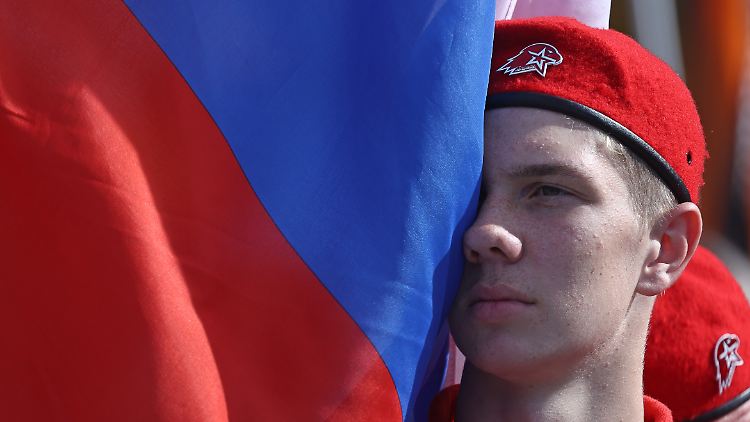 Ein junger Mann demonstriert in Nowosibirsk für die "Spezialoperation" in der Ukraine. Andere verlassen lieber fluchtartig das Land. 