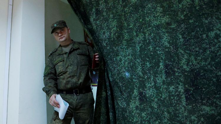 Ein Volksarmist der selbsternannten Luhansker Republik stimmt über den Anschluss an Russland ab. 