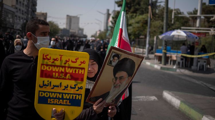 Unterstützer des Mullah-Regimes protestieren in Teheran.