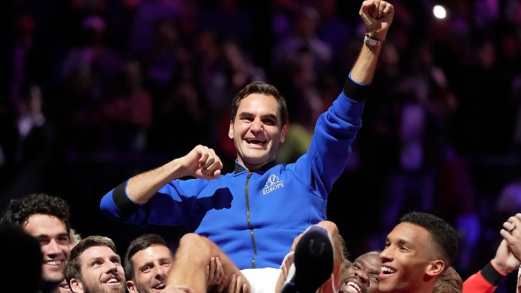 Egal ob Sieg oder Niederlage - die Fans tragen Federer buchstäblich auf Händen.