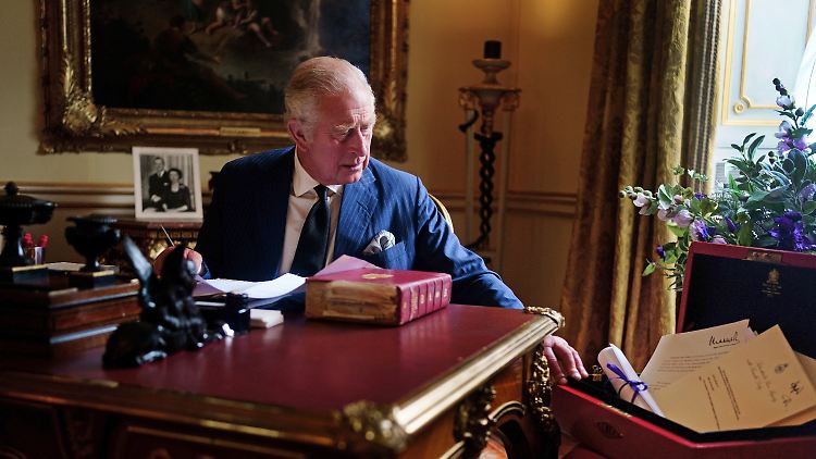 Ganz natürlich: Charles bei der Büroarbeit.